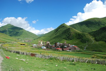 Fototapeta na wymiar Ushguli - zielone wzgórza górują nad osadą