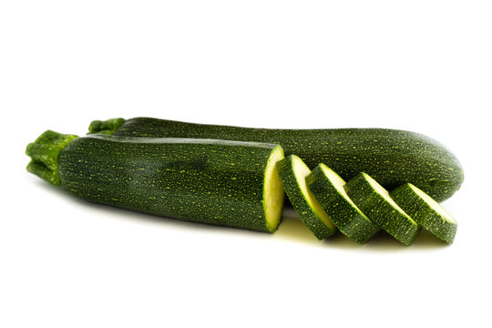 zucchini zucchinis isoliert freigestellt auf wei&szlig;en Hintergrund, Freisteller