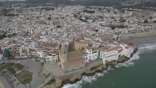 Drone en Sitges, poblacion costera de Barcelona en Cataluña (España) Video aereo con Drone