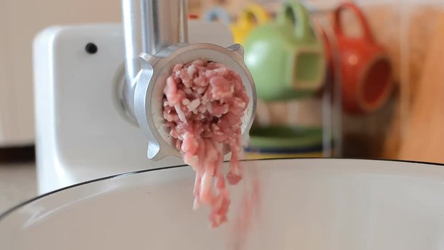Process of preparation of a minced meat by means of an electric meat grinder