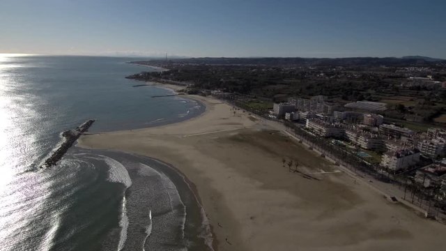 Drone en playa de Vilanova i la Geltru / Villanueva y Geltrú​,ciudad y municipio de la provincia de Barcelona, España. Capital de la comarca del Garraf. Video aereo con Drone