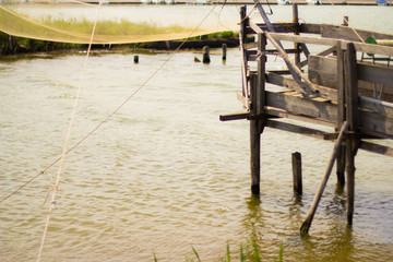 Postazone da pesca lungo un fiume