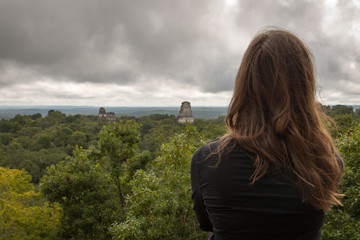 Blick über die Maya-Stadt Tikal