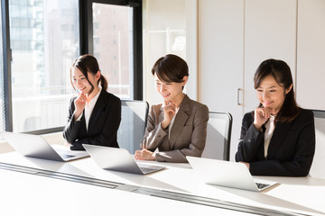 ノートパソコンを使うOL