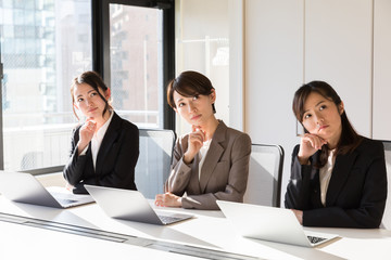 ノートパソコンを使うOL