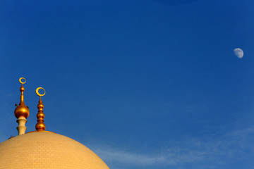 Fototapeta na wymiar Dôme et flèches. Croissant de lune. Mosquée Sheikh Zayed. 1995. Abou Dhabi. / Sheikh Zayed Mosque. 1995. Emirate of Abu Dhabi.