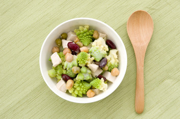 ロマネスコとミックスビーンズのサラダ