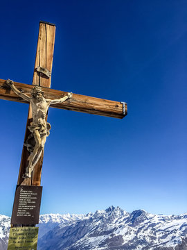 Kreuz vor einem Bergpanorma