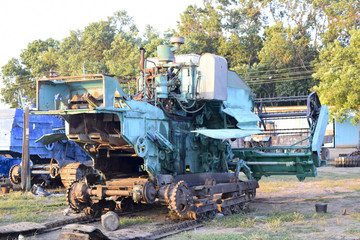 Obraz premium Combine harvesters Agricultural machinery. The machine for harvesting grain crops.