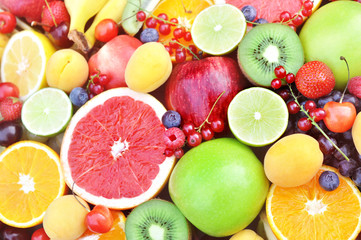 Fototapety  Crate of fresh ripe sweet fruits: apple, orange, grapefruit, qiwi, banana, lime, blueberry, strawberry, raspberry, peach, cherry  selective focus