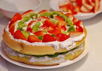 果物がたくさんの手作りのパンケーキ