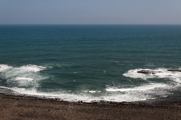 鬼の洗濯岩に打ち寄せる波