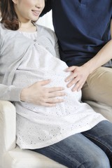 妊婦と寄り添う夫