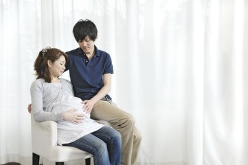 若い妊婦と寄り添う夫