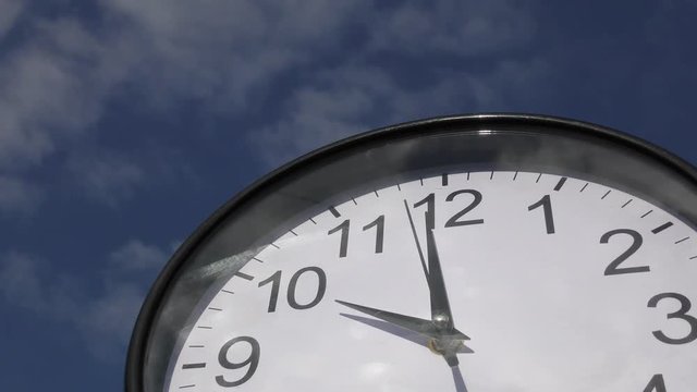青空の下の壁時計
