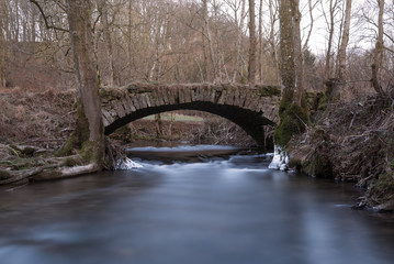 Fototapeta na wymiar Alte Steinbogenbrücke im Winter