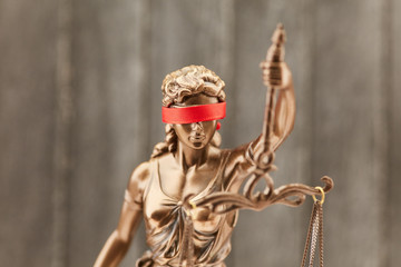 Justitia mit Augenbinde als Gerechtigkeit Konzept