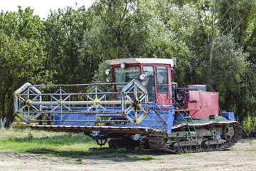 Fototapeta premium Combine harvesters Agricultural machinery. The machine for harvesting grain crops. Rice header combine harvester.