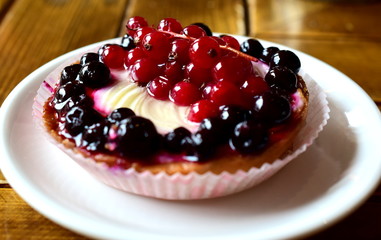 Cake with red and black currants