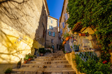Une rue de village de Fayence, Provence, France.