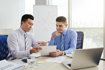 Obraz premium Discussing business document