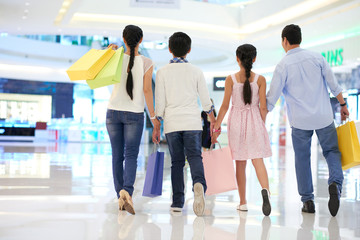 Naklejka premium Family enjoying shopping