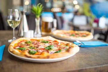  De geserveerde eettafel met pizza in pizzeria of restaurant. © weyo