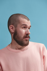 Obraz premium Isolated on blue young casual man is boring at studio