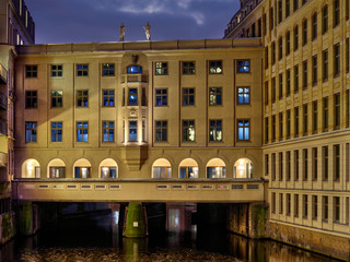 Fototapeta na wymiar Stadthausbrücke Hamburg am Abend