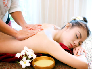 Fototapeta na wymiar Woman having spa body massage treatment in the spa salon,Massage and body care.