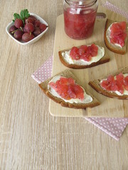 Marmeladenbrot mit selbst gemachter Stachelbeerkonfitüre