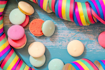 Fototapeta na wymiar Macarons oder Kekse bunt mit Luftschlagen, Hintergrund für Geburtstag oder Fasching