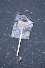 Lutscher auf Asphalt