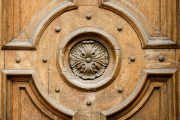 Fototapeta na wymiar Wooden bas-relief of the old doors. Floral design.