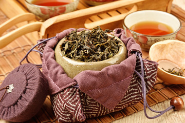 Tea caddy and Chinese tea set on wooden table