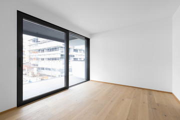 Obraz premium Empty room with large windows and balcony