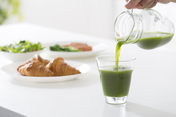 Pour green juice