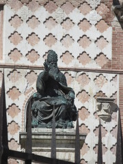 Fototapeta na wymiar Statua papale tra punte acuminate a Perugia
