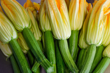 Courgette avec fleur fraîche bio