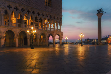 Fototapeta premium Famous Doge palace, column with winged lion and San Marco square at sunrise in Venice, Italy