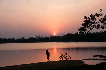 Obraz na płótnie Canvas Woman and her bike in the morning