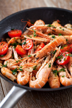 Scampi cooked with tomatoes and parsley