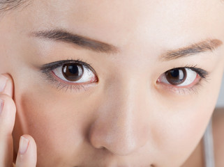 Fototapeta premium 目元を気にしている女性