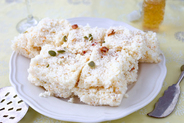 Barfi mit Kokosflocken