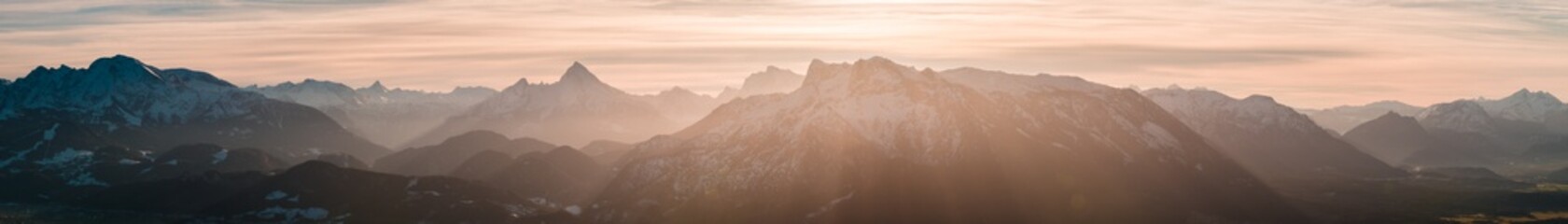 Berge im Licht der Sonne
