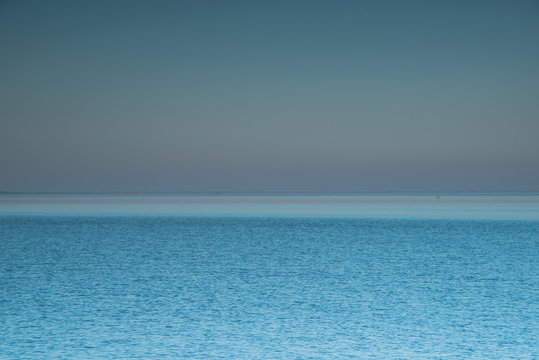 gerader Horizont zwischen blauem Ozean und Himmel