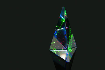 Glasprisman mit Reflexion von grünem Laserlicht