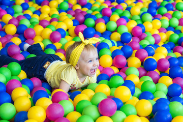 Fototapeta na wymiar Little girl is played in balloons