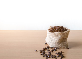 Fototapeta na wymiar Coffee beans placed on wooden boards.