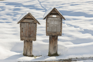 Naklejka premium Originelle Briefkästen aus Holz in Winterlandschaft, Kanton Zug, Schweiz
